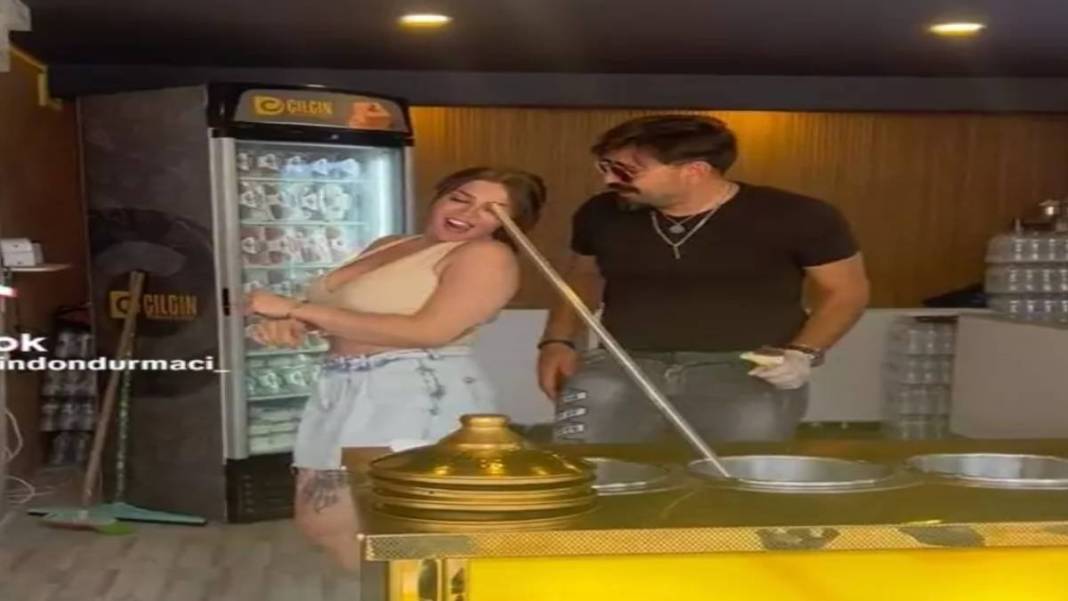 Çılgın Dondurmacı bu defa sınırı fena aştı! Kadın müşterisinin kolundan tuttuğu gibi... Görenlerin nutku tutuldu, eşin görmesin! 2